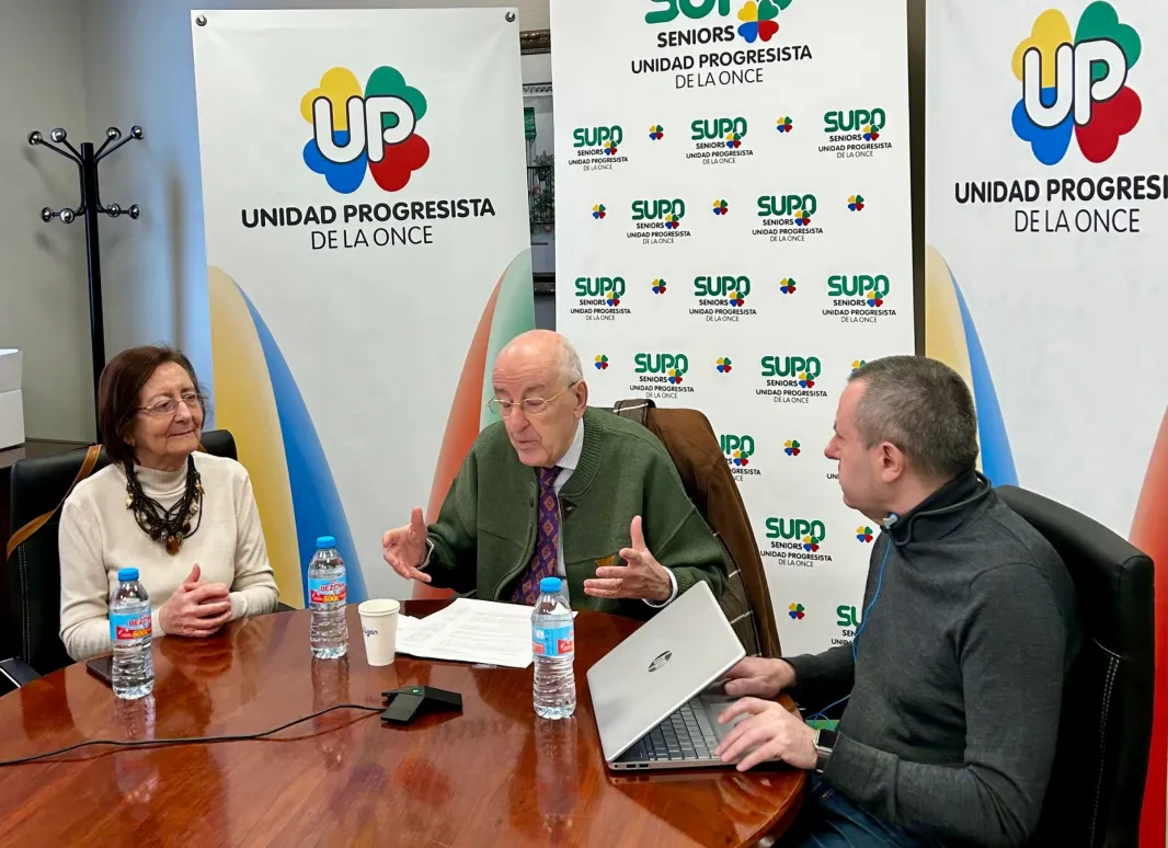 Momento de la conferencia. De izquierda a derecha aparecen Manoli Carrión, Francisco Javier Campos y Luis Miguel López