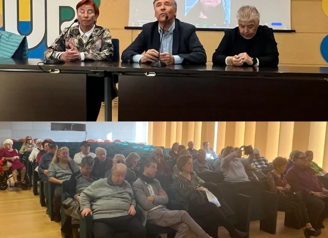 Mesa de ponentes y la sala durante la mesa redonda