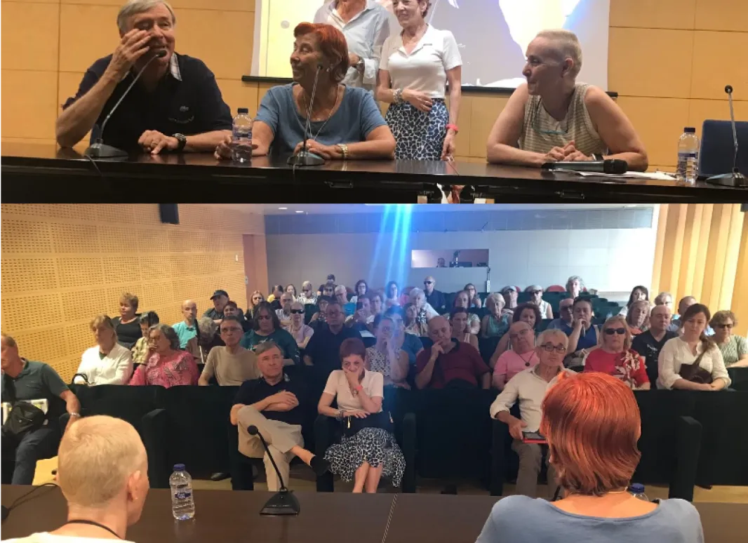 vista de la mesa y la sala de conferencias
