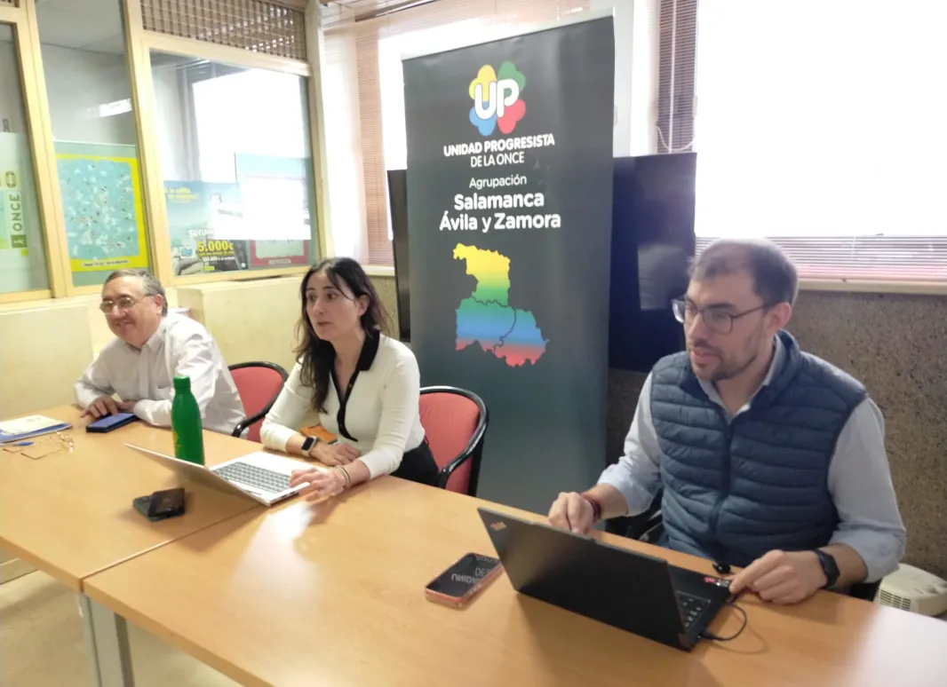 En la mesa, Esther Pérez Dalmeda, secretaria general junto al secretario general adjunto de Organización y Gestión Juan Martínez de la Mata. Detrás, un cartel con el logo de UP y el nombre de la agrupación.