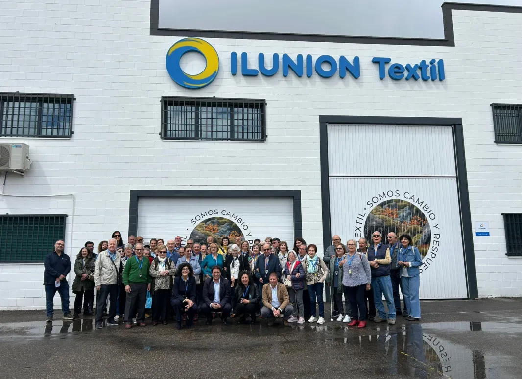 Foto de los asistentes en la fachada principal de la fábrica textil.