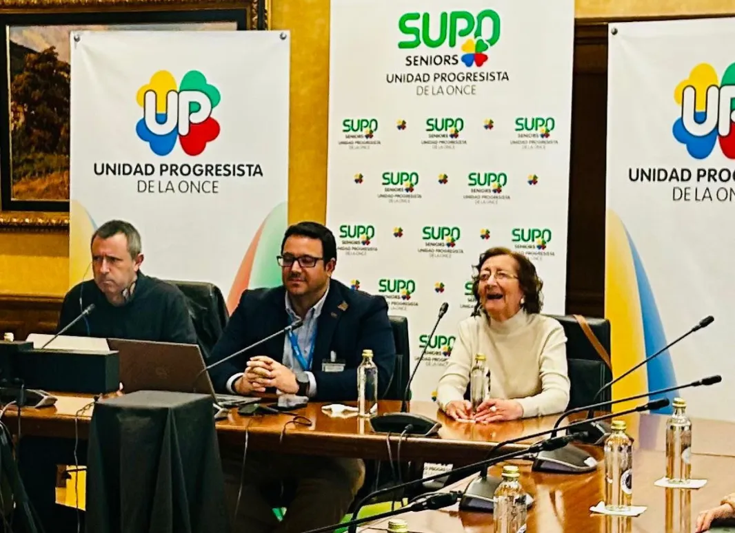 Un momento de la Conferencia en la que aparecen Manuela Carrión, Carlos Magán y Luis Miguel López