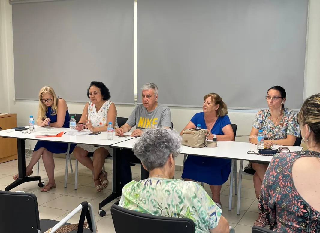 presidente de SUPO y los miembros de las Secretarias Adjuntas en una mesa, con los asistentes enfrente 