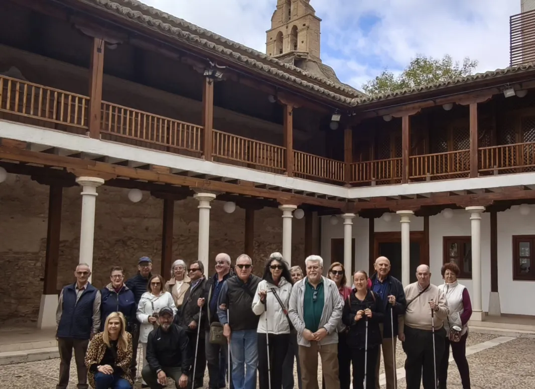 Socios y simpatizantes de SUPO Ciudad Real frente al ermita de Torralba.