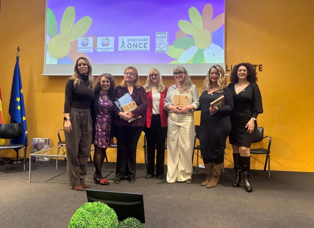 Las mujeres que participaron en el acto están en el escenario