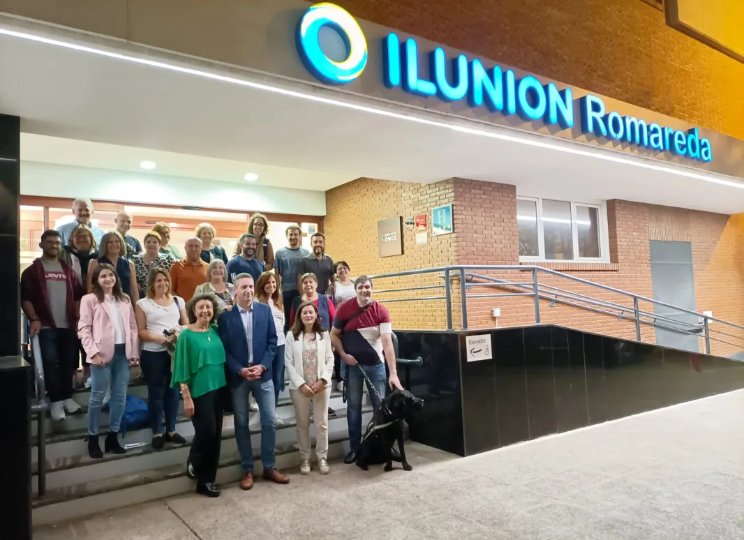 foto de la agrupación que forma la ejecutiva de UP ARAGON en las escaleras de la entrada del hotel 