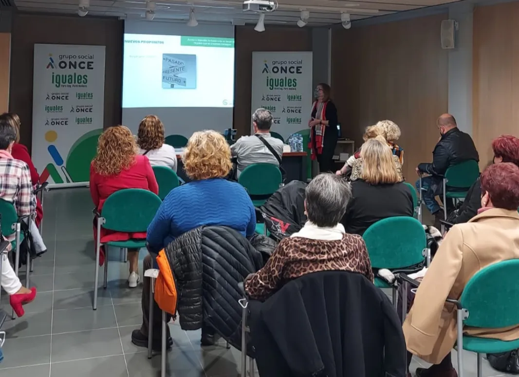 Asistentes a charla sobre cáncer