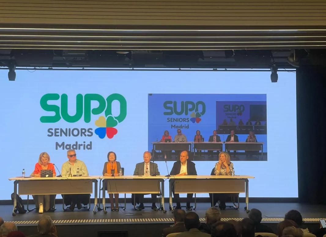 Mesa de ponentes conformada por los y las adjuntas al coordinador de los Senior, el Secretario General de UP y la Secretaria General de los Senior de UP