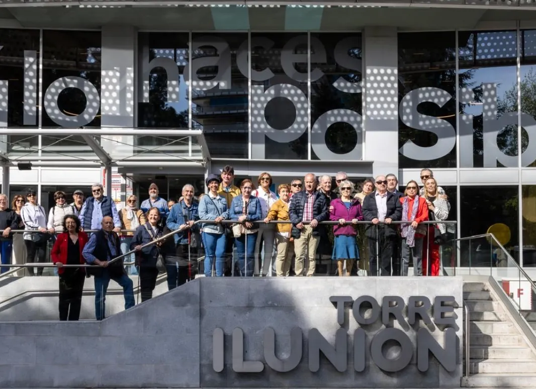Fotos de los 40 participantes de SUPO en la puerta de las instalaciones de Torreilunion junto a un enorme ONCELIO