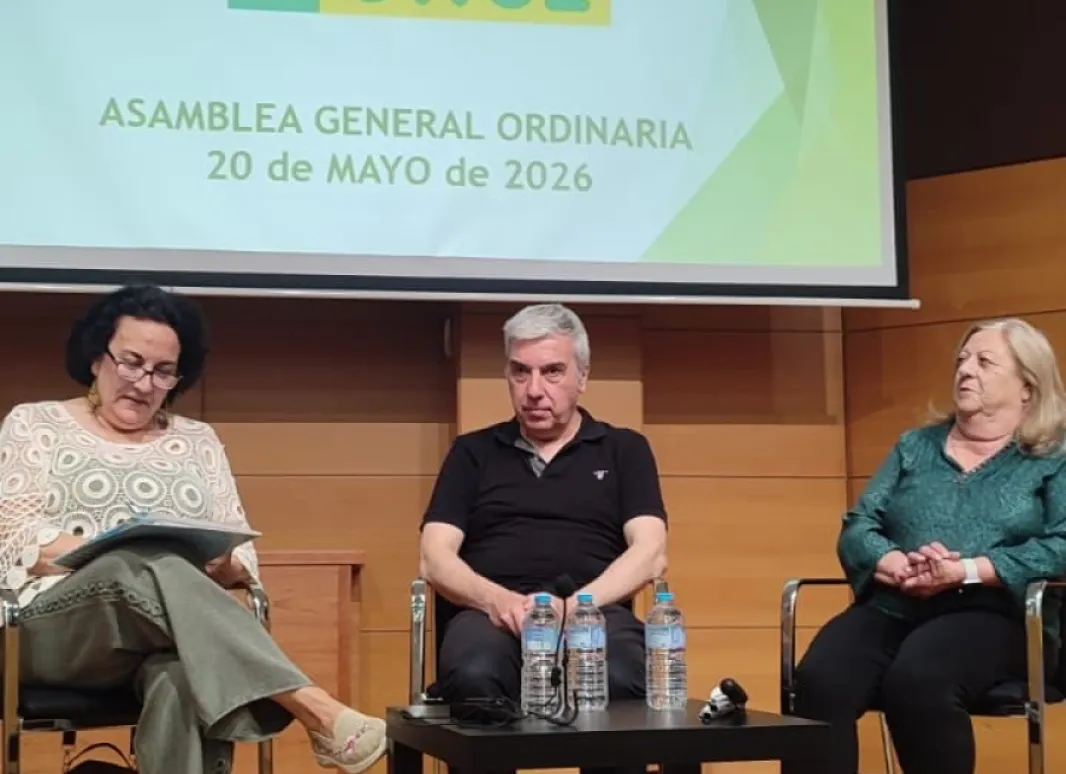 El presidente y miembros de las secretarías en el escenario
