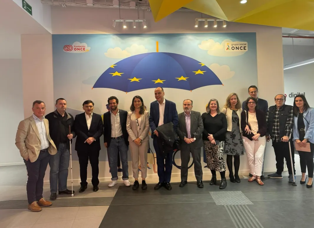 FOTO DE FAMILIA: MIEMBROS DE LA EJECUTIVA DE UP MADRID EN LA SEDE DE PORTALENTO DIGITAL CON REPRESENTANTES DE MÁS MADRID 