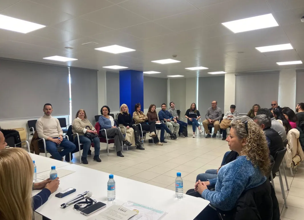 los miembros de la Ejecutiva formando un semicírculo, enfrente de una mesa larga con el Secretario General y los 3 Secretarios Adjuntos.