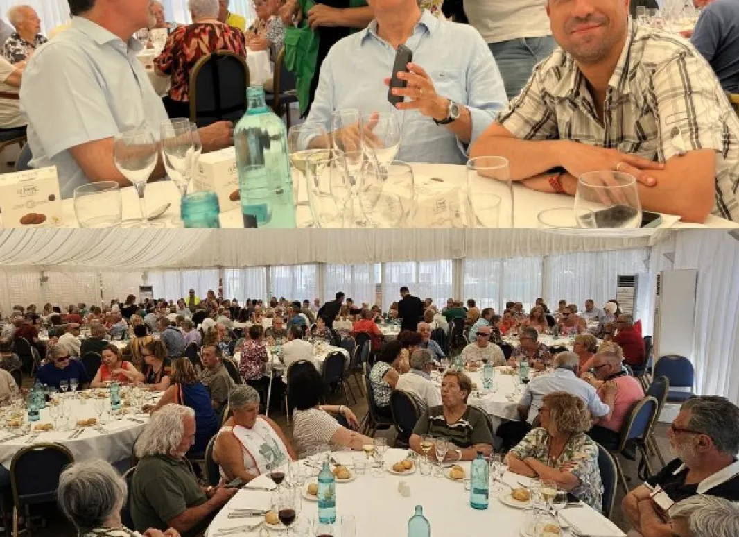 En la foto superior, Enric Botí, Pere Badia y David Bernardo. Foto inferior del comedor repleto durante el encuentro.