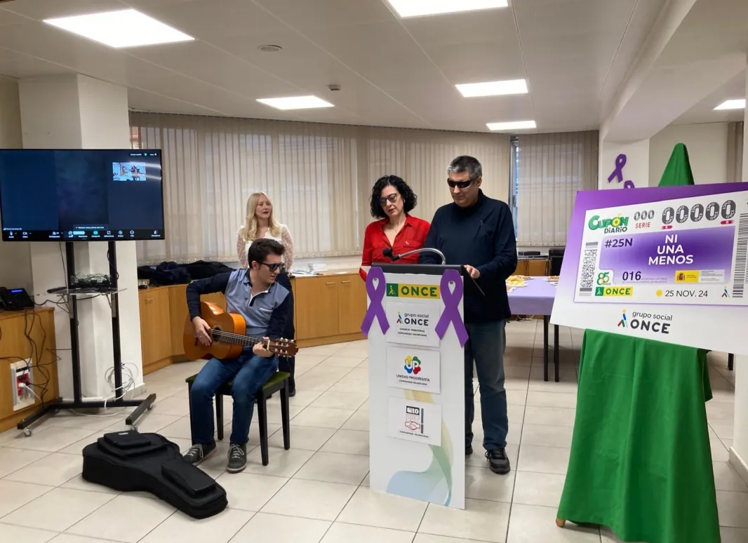 están los representantes de Igualdad leyendo el manifiesto de UP, junto con un compañero tocando la guitarra.