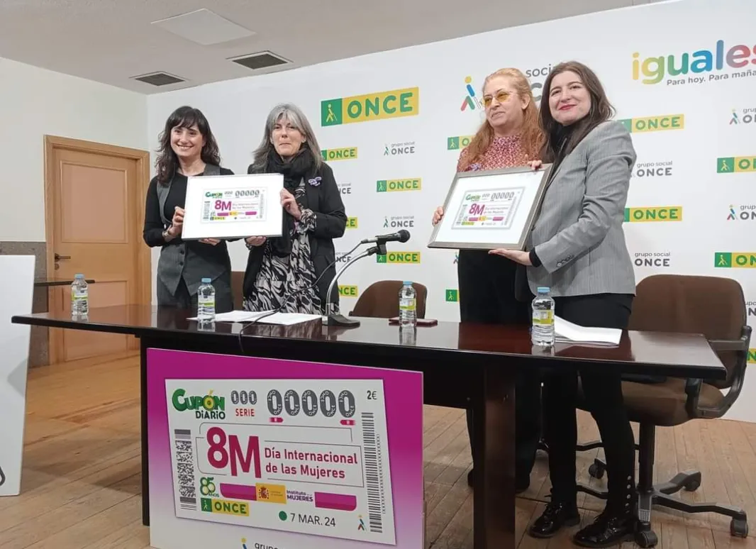 Entrega del cupón a la condejala y la diputada por parte de Araceli de las Heras y Esther Pérez 
