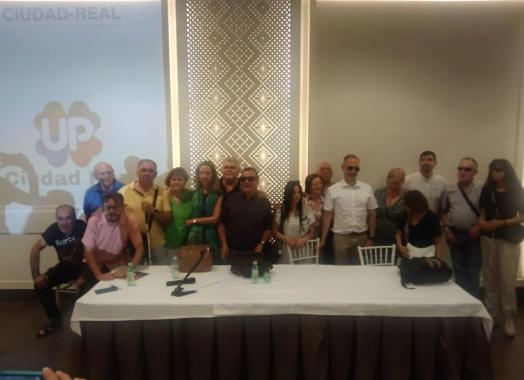 Foto de familia, tras la mesa de la asamblea de la agrupación de Ciudad Real