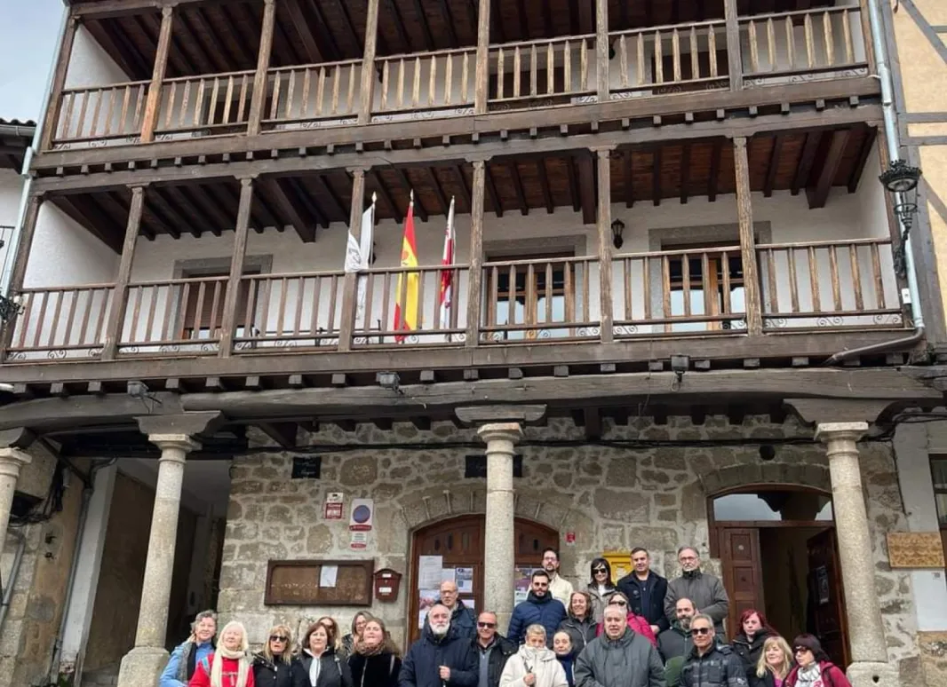 Imagen grupal delante del Ayuntamiento de San Esteban de la Sierra