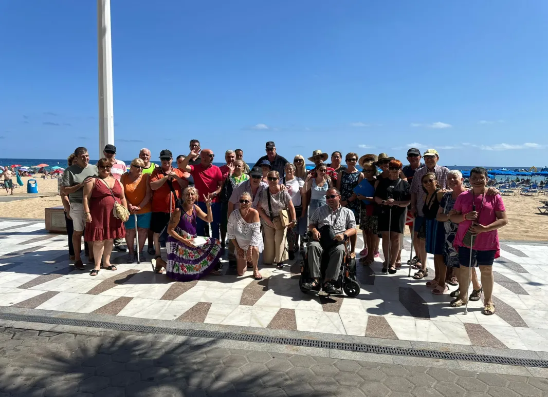 todos los asistentes a esta actividad posando a pie de playa para la foto.