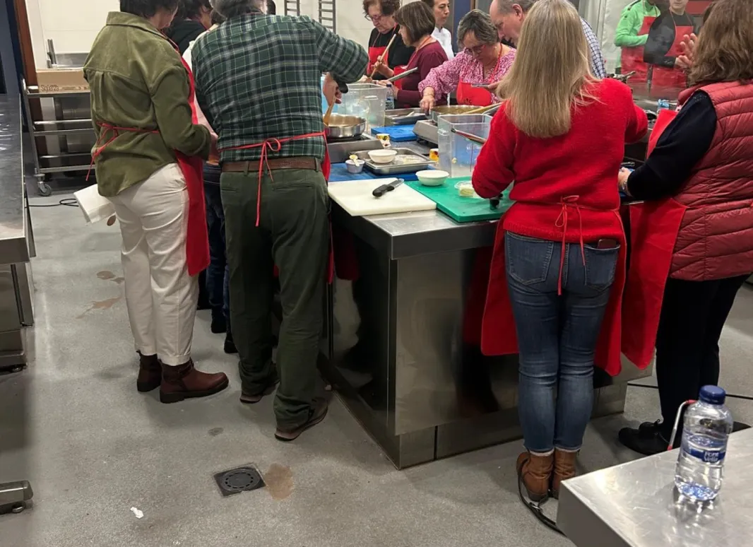 LOS ASISTENTES REALIZANDO UNO DE LOS TALLERES