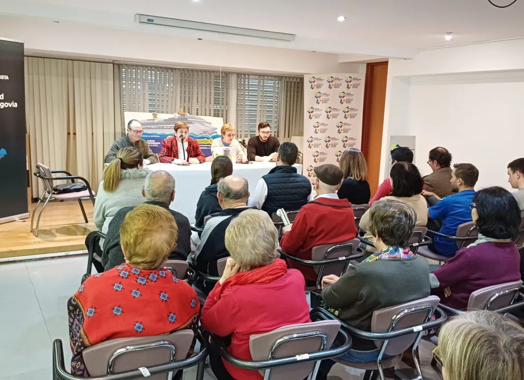 FOTO DE LA CELEBRACION DE LA ASAMBLEA CON LOS ASISTENTES SENTADOS ESCUCHANDO A LA SECRETARIA GENERAL DE LA AGRUPACIÓN