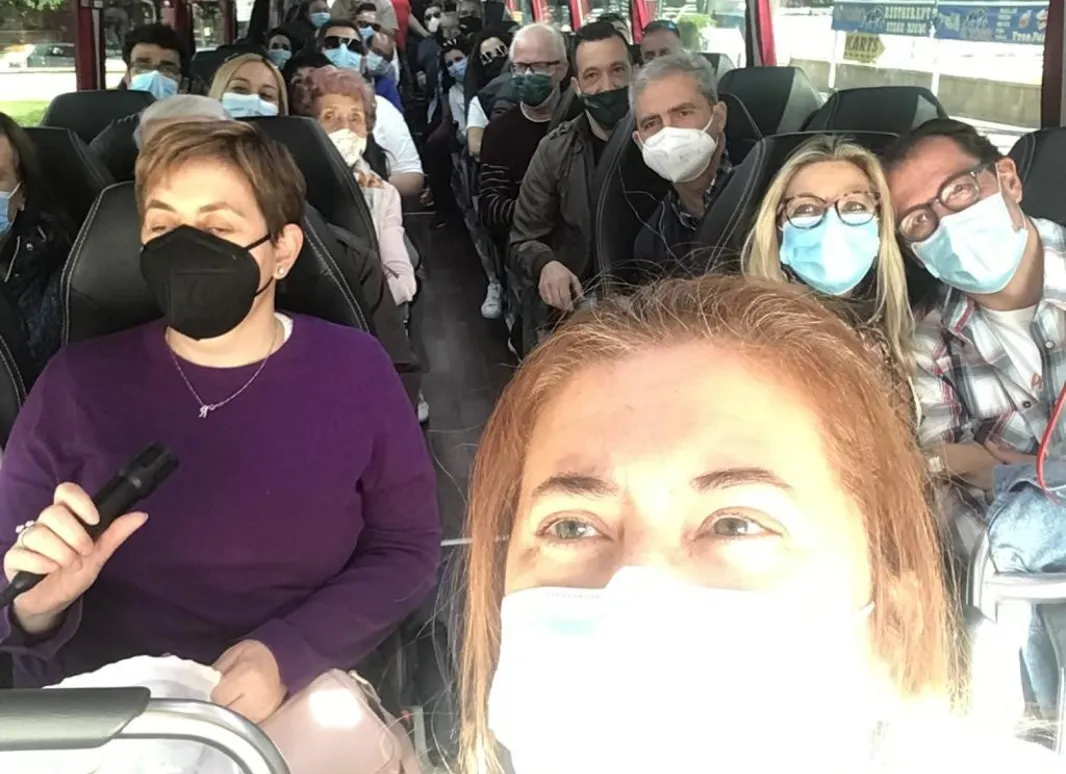 FOTO DE SOCIOS EN EL AUTOBUS CAMINO DE LAS CONVIVENCIAS