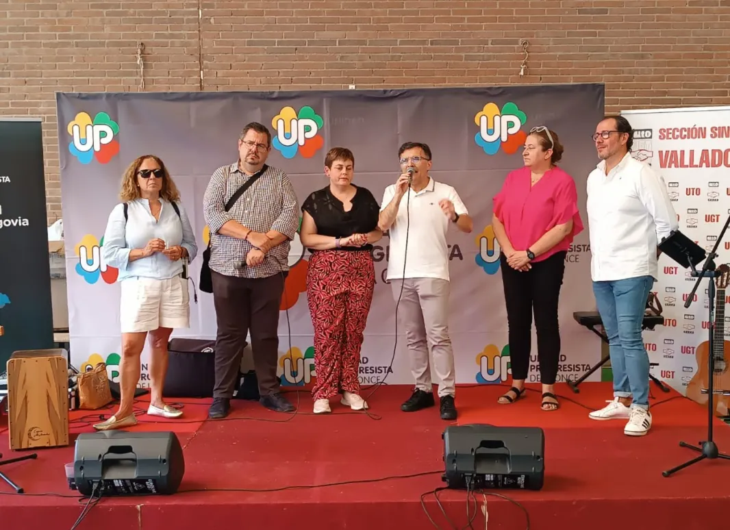 Foto del escenario en el que aparecen La secretaria de la Agrupación acompañada ded Delegado Territorial, Presidenta del Consejo Territorial, el Vicepresidente de UP y los representantes de UTO_UGT 