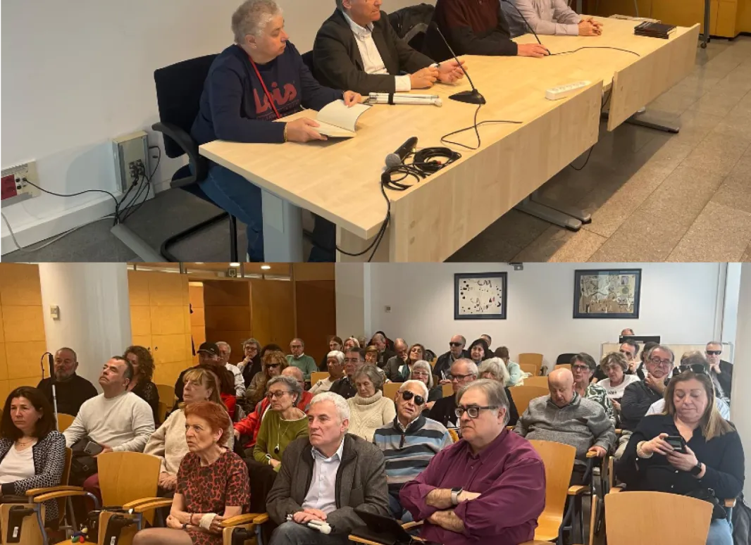 Foto durante la presentación con vistas de la mesa y la sala