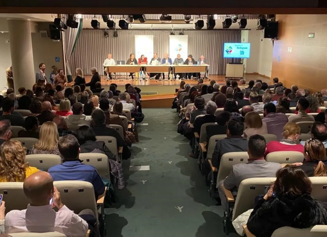 PANORÁMICA DESDE EL FONDO DEL SALÓN DE ACTOS DE LA CALLE PRIM ABARROTADO DEBIDO A LA ASAMABLEA ORDINARIA DE UP MADRID 