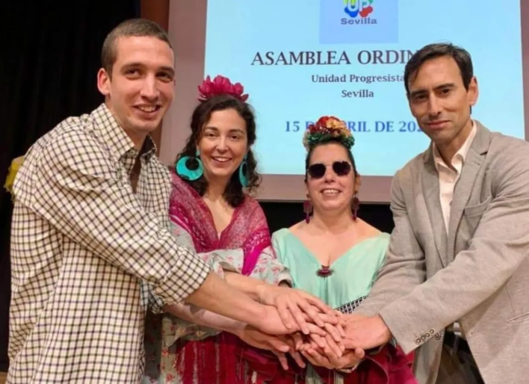 Se adjunta imagen en la que aparecen los miembros de la nueva Secretaría estrechándose las manos en grupo.