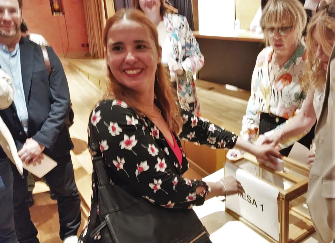 Leonor Basallote introduciendo su voto en la urna