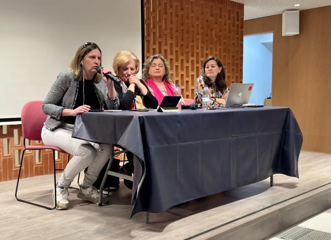Mesa de presentación de la asamblea de SUPO 