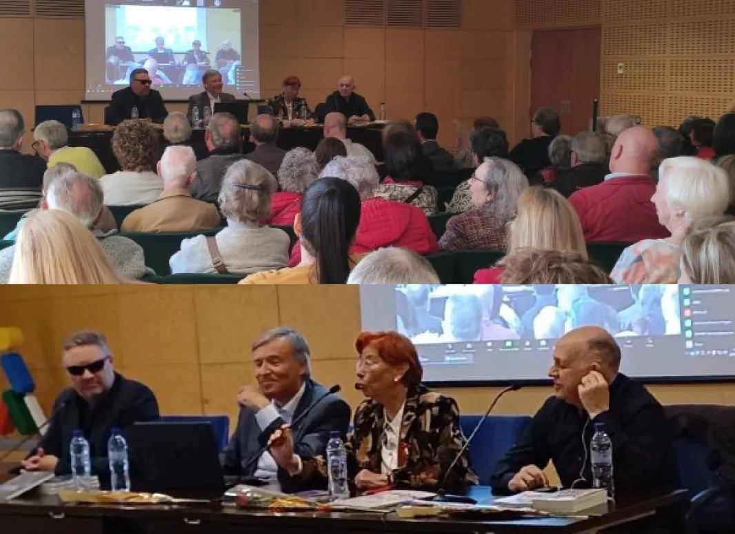 Vista de la sala de conferencias con los asistentes y los ponentes