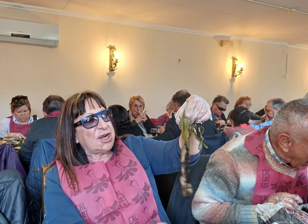 PRESIDENTA CSA SUPO GIRONA CON UN  CALÇOT EN LA MANO