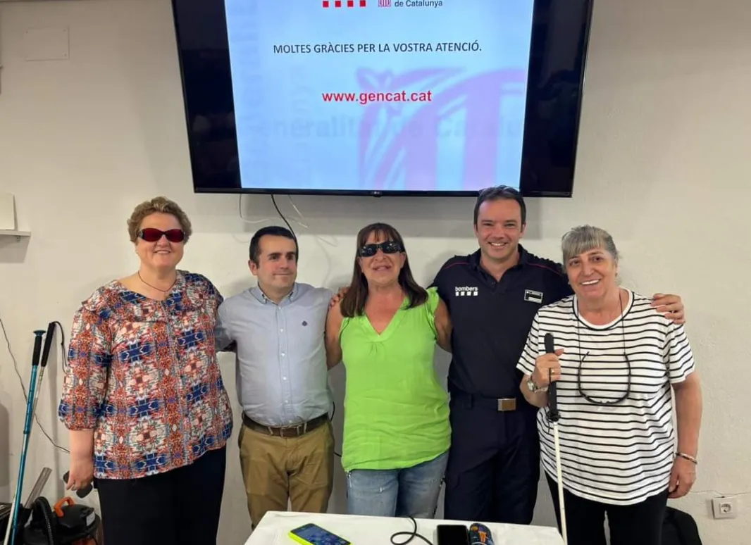 PRESIDENTA Y SECRETARIAS CSA SUPO GIRONA Y SECRETARIO GENERAL DE UP GIRONA CON EL JEFE DE BOMBEROS DE OLOT