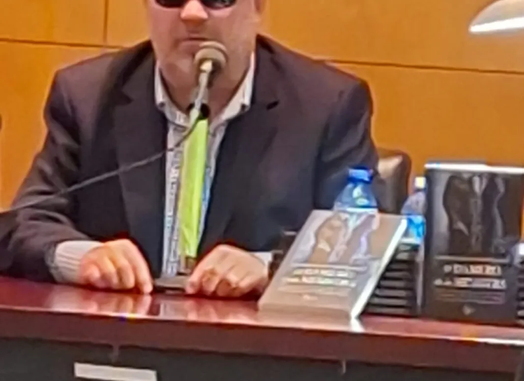 LUIS FERNANDO SAN MARTIN PRESENTANDO SU LIBRO