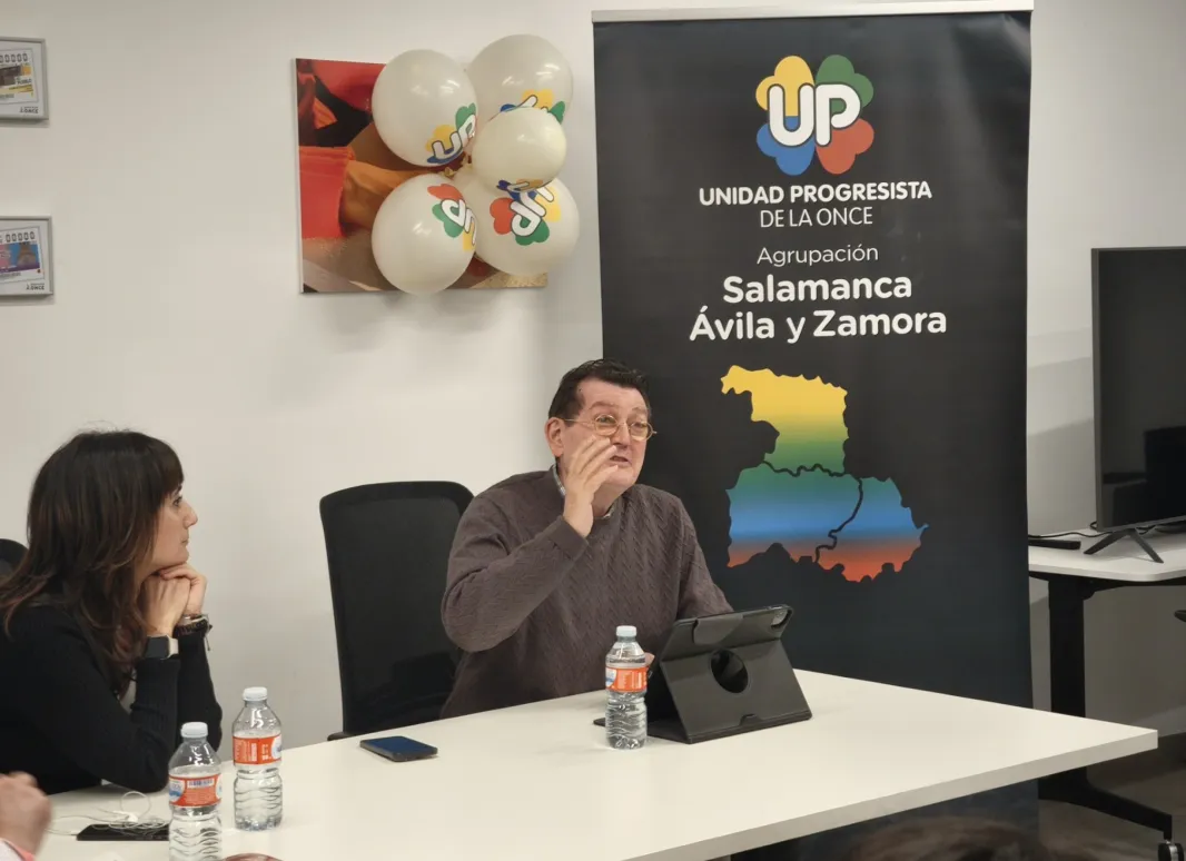 SE PUEDE VER EN LA IMAGEN AL DIRECTOR GENERAL DE LA ONCE, ANGEL SANCHEZ DIRIGIÉNDOSE A LOS ASISTENTES MIENTRAS A SU LADO, NUESTRA SECRETARIA GENERAL ESTHER PEREZ ESCUCHA ATENTAMENTE