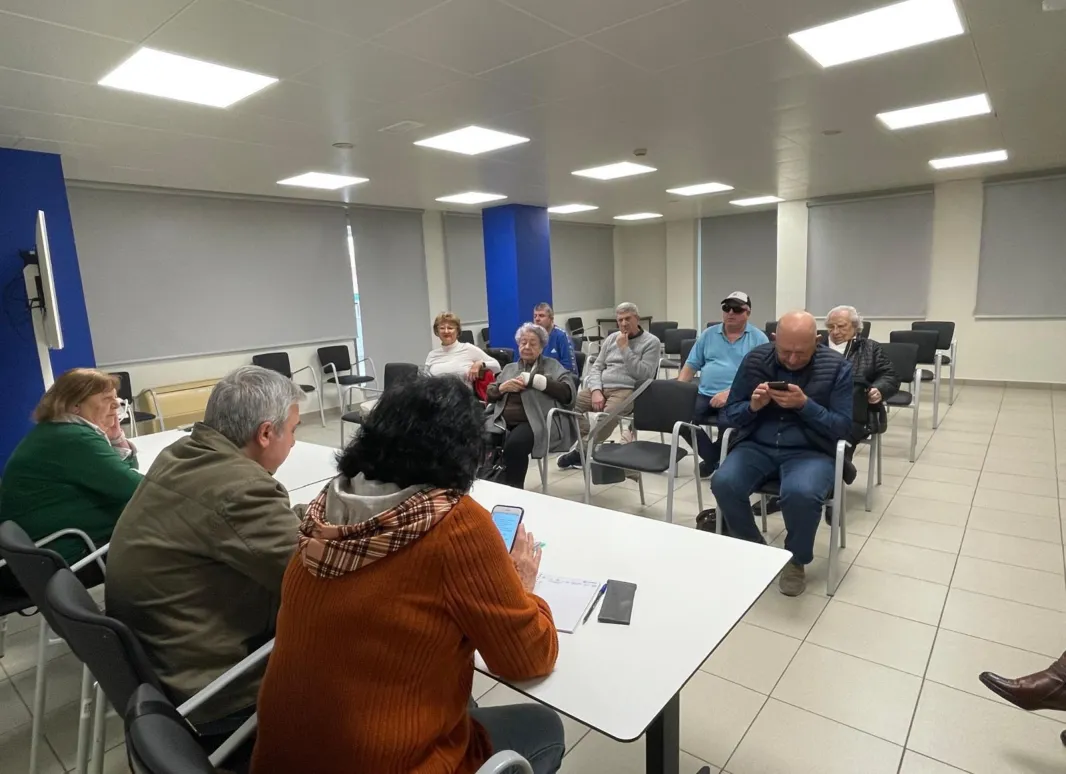 en la mesa el presidente de SUPO Alicante y los miembros de las secretarías, enfrente sentados los miembros de la Ejecutiva