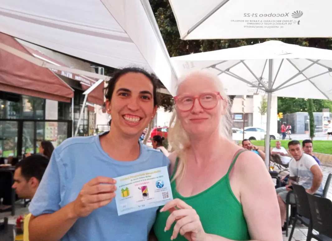 María Gómez y Sonia Rivero con una papeleta de nuestro tradicional Sorteo de Navidad