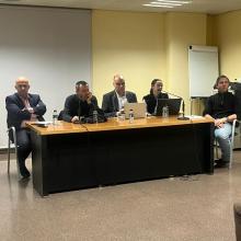Fotografía de la mesa de intervenciones con la presencia del Secretario General de UP Madrid y las secretarías adjuntas 