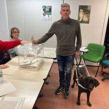 Miguel Angel López Bono, votando en la agencia de Reus