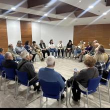 Miembros de SUPO en charla sentados en círculo 