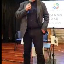 Alberto Olivera ,referente de igualdad presentando el acto