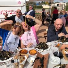 Compañeros de Supo comiendo calçots