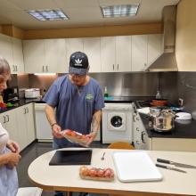 NUESTRO  COMPAÑERO JUAN ORELLANA ES EL ENARGADO DE IMPARTIR EL TALLER DE COCINA