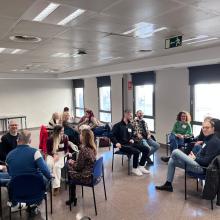 Foto de la sala y de todo el grupo de participantes de los cursos 