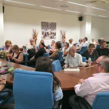La imagen muestra el desarrollo de la Asamblea Ordinaria de SUPO-Sevilla, con más de cincuenta socios y simpatizantes reunidos en una sala de juntas para conocer la actividad realizada por la organización durante los últimos seis meses y participar en el intercambio de ideas y propuestas.