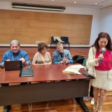 Javi Gomez , Dolors Espinos, y Jordi Cardus , en la mesa y Rafi Perez saludando a los asistentes