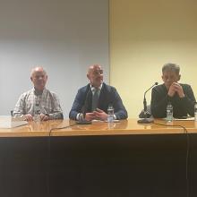 En la mesa de izquierda a derecha. José Molina, Jesús Celada y Ángel Llena