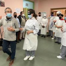 En la imagen aparece un técnico enseñando la técnica guía a los alumnos del módulo de Hostelería IES Jorge Santallana