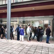 Entrando en las instalaciones para la comida